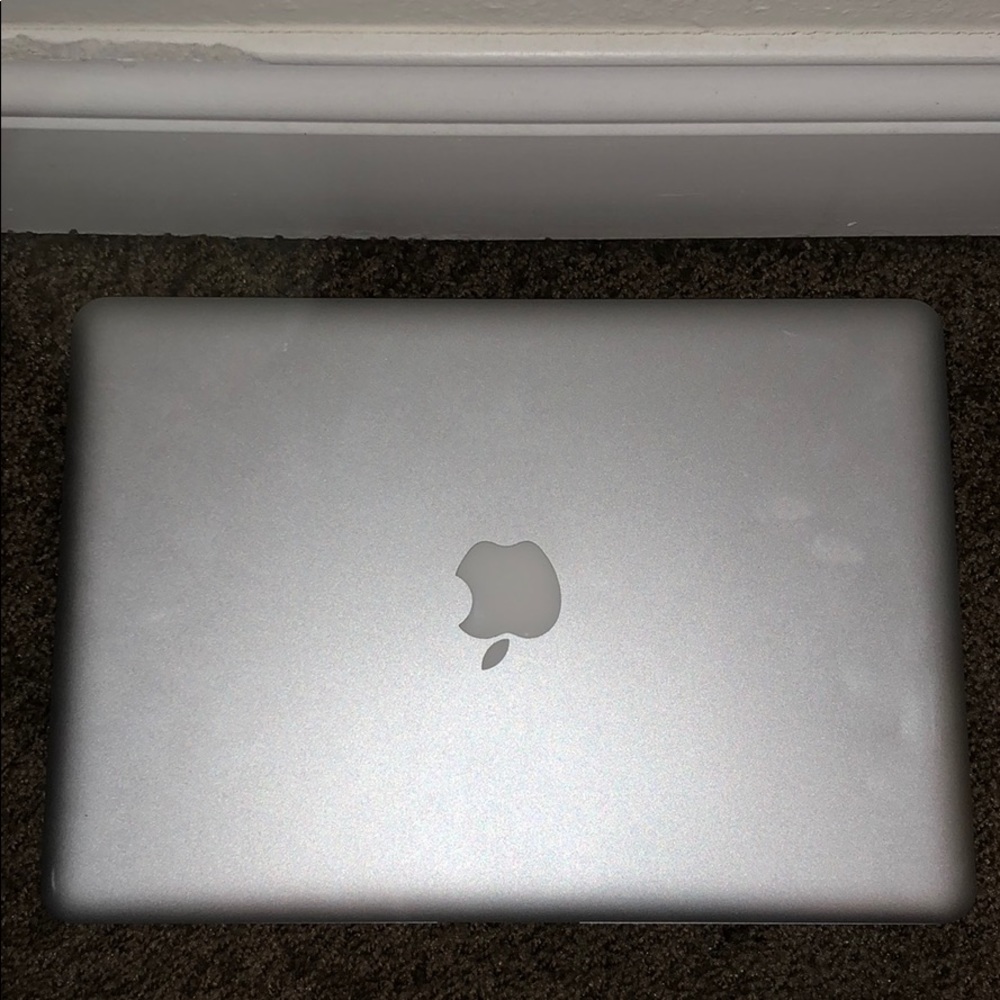 Unusable MacBook Pro -selling for parts etc.